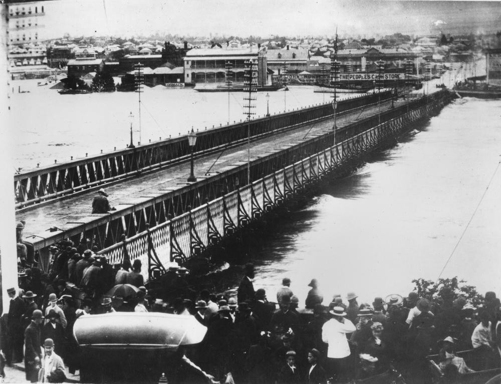 Victoria Bridge, Brisbane, photographed during the 1893 flood
