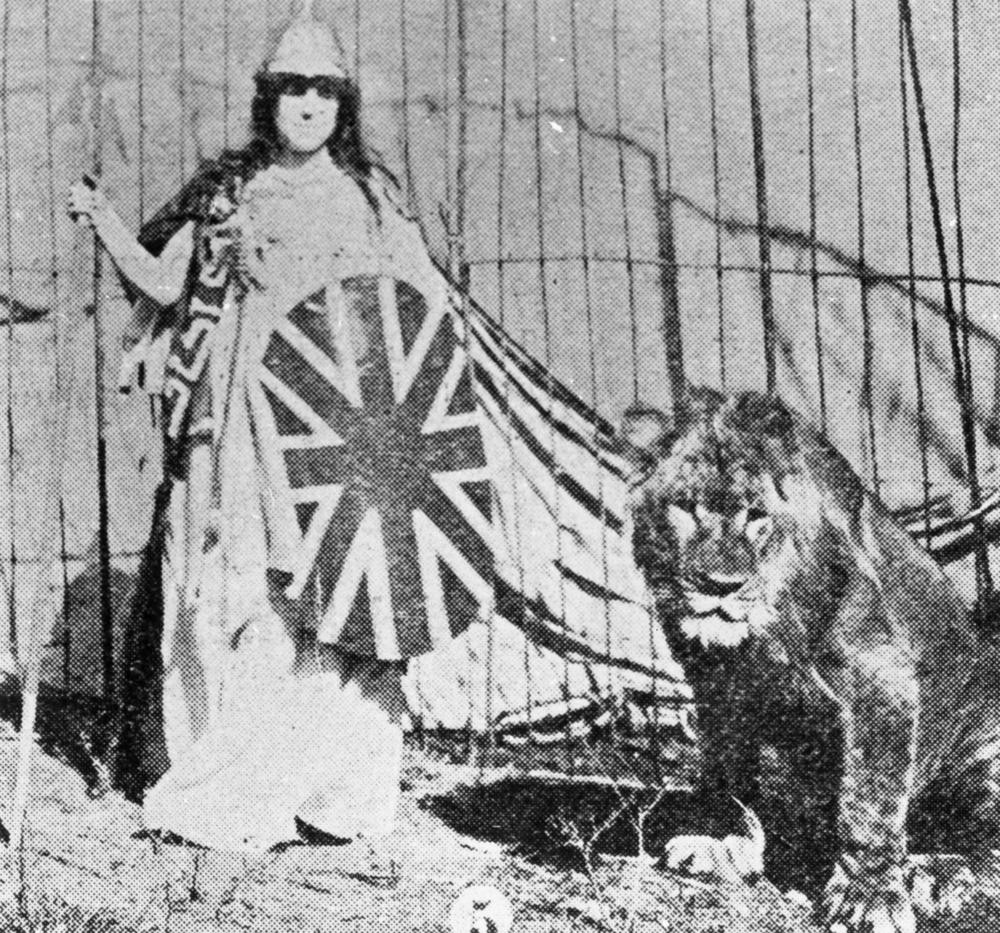 Costumed performer posing with a trained lion at Wirth's Circus in Brisbane, 1903.