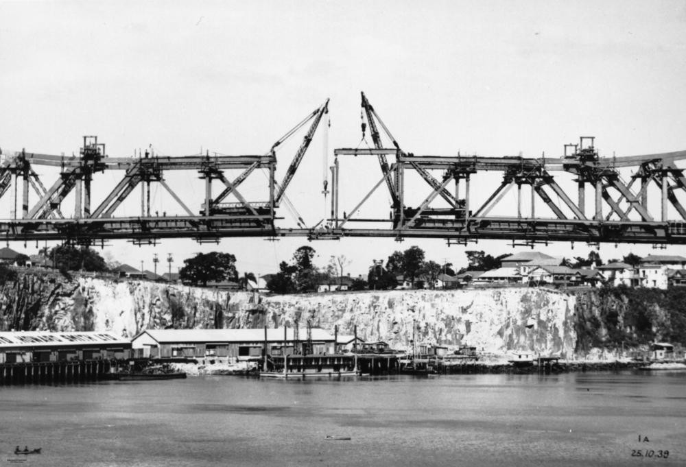 The almost-completed Story Bridge links Kangaroo Point on the right to Fortitude Valley and New Farm on the left The suspended span is being joined with a centre panel 1939