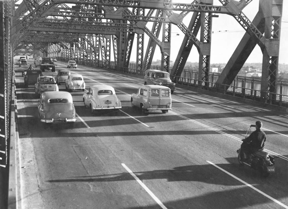 Traffic on the Story Bridge Brisbane 1959. (Image in copyright)