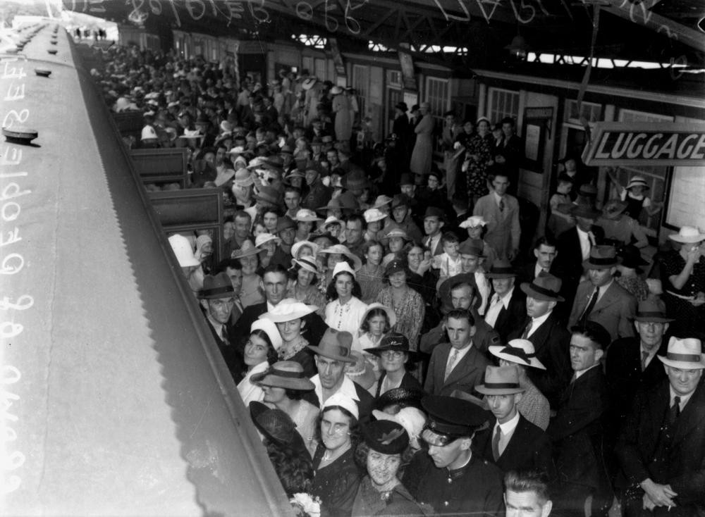 Crowds on the platform of South Brisbane Station to farewell soldiers March 1940 