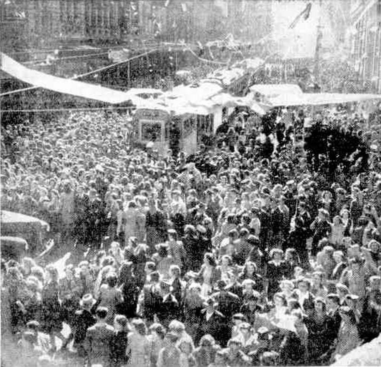 Photo of crowds celebrating in Brisbane after the news of the Japanese surrender.