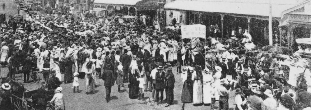 Crowd gathers at the start of the Dungarees March in Warwick 1915. John Oxley Library, State Library of Queensland. Neg 110517