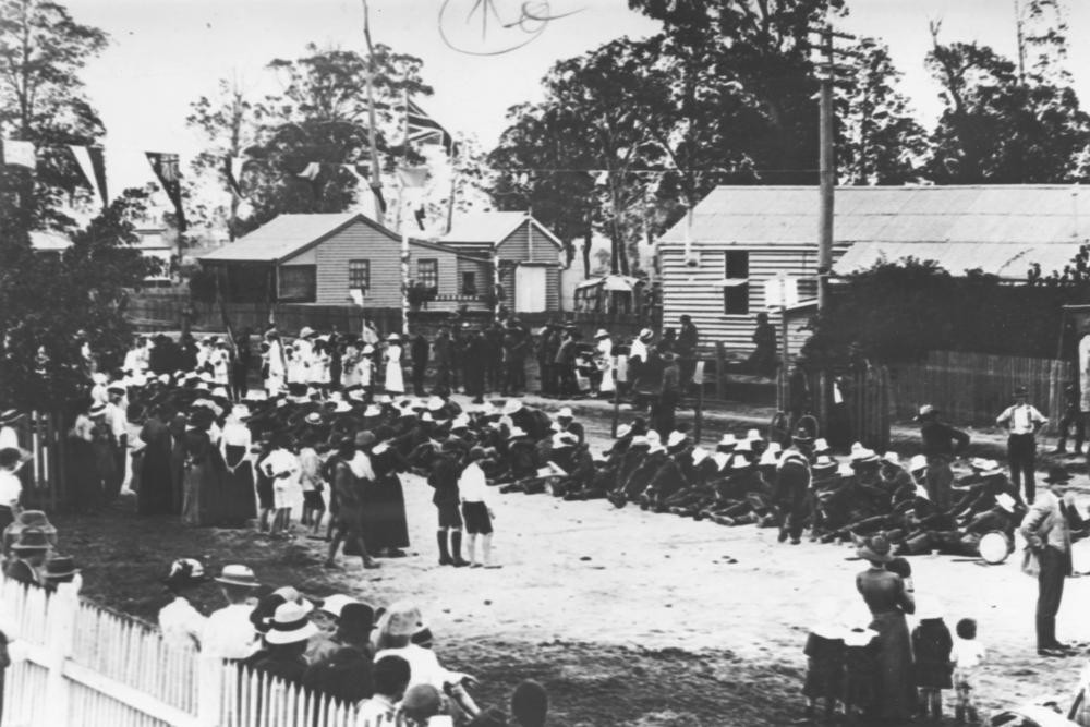 Dungarees resting during a march on Ipswich Road, Moorooka 1915. John Oxley Library, State Library of Queensland. Neg 11396