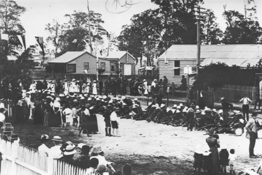 Dungarees resting during a march on Ipswich Road, Moorooka 1915. John Oxley Library, State Library of Queensland. Neg 11396