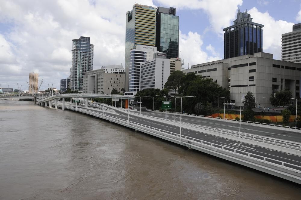 Riverside Expressway closed to traffic as the Brisbane River climbs higher 2011 flood