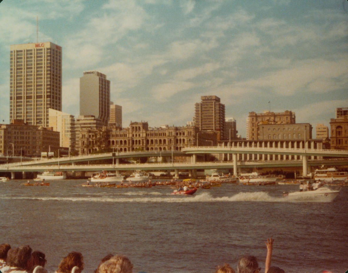 canoes racing on the brisbane river 