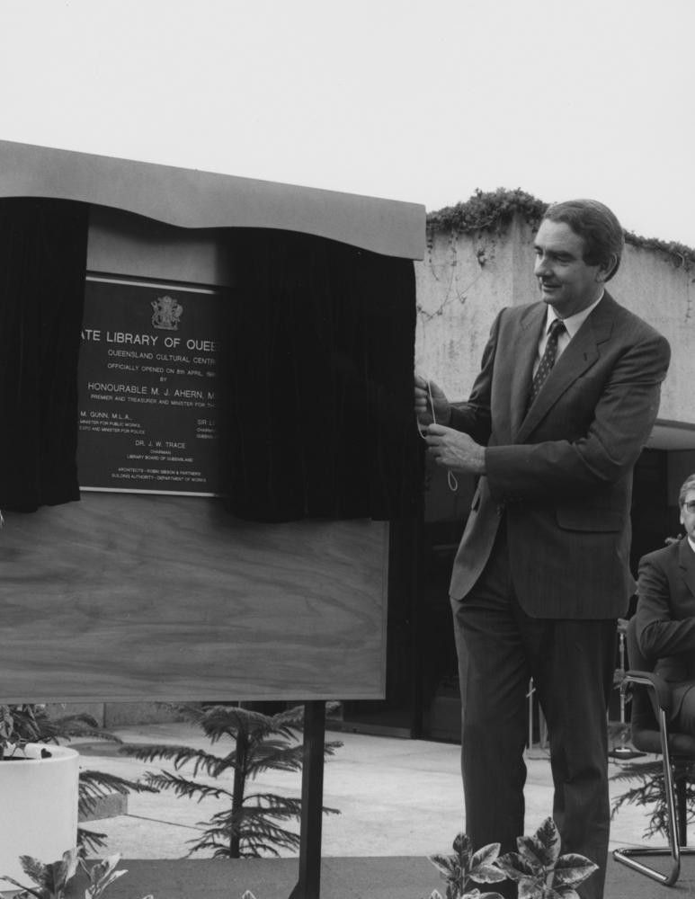 Premier of QLD in a suit uncovers a plague for the new QLD state library