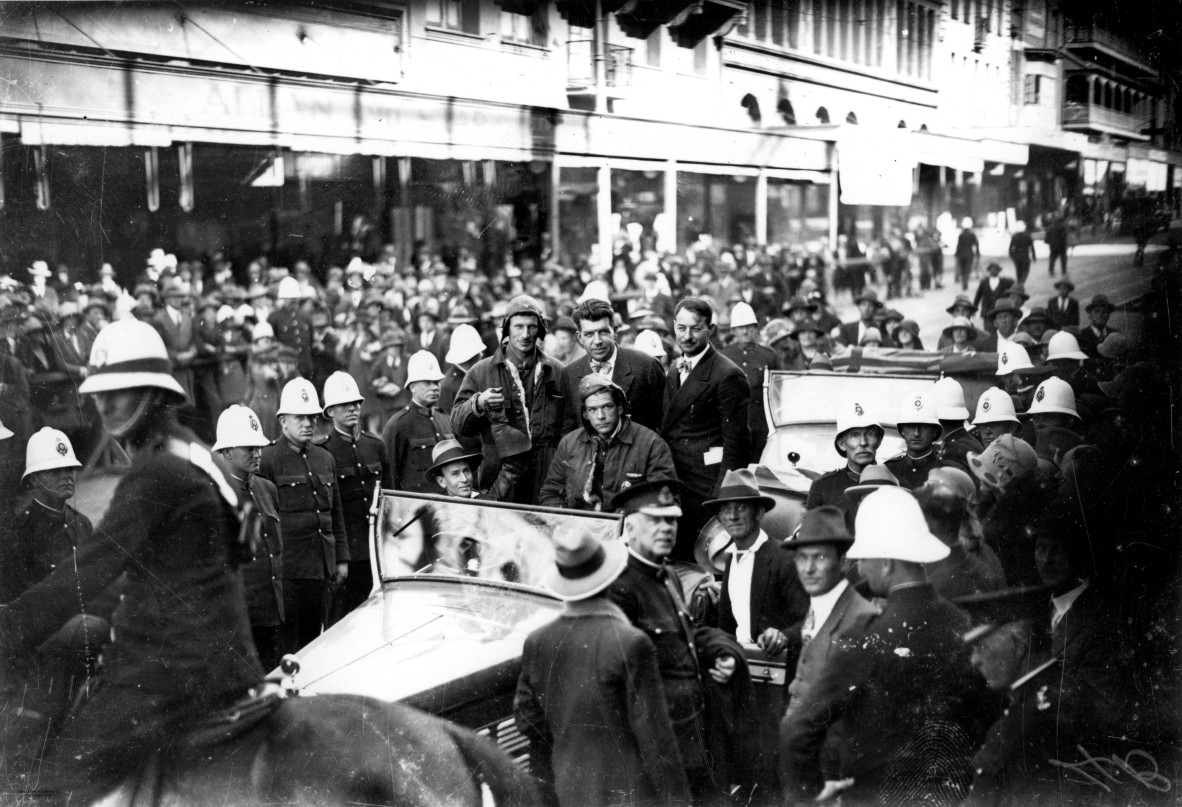 People lined up along a Brisbane street to see Sir Charles Kingsford Smith, 1928.