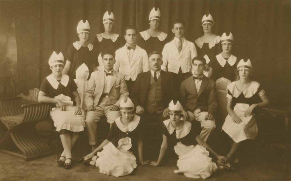 Group photo of staff from Cafe Mimosa Maryborough from 32173 Andronicus Family photographs