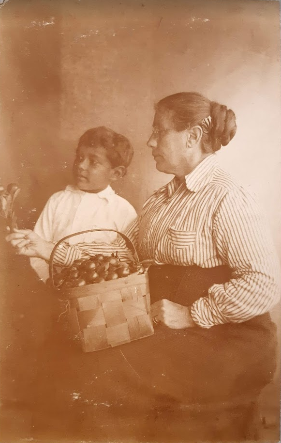 Norman and Sarah Boulton, ca 1916. 6820 Ronald Monroe photographs. John Oxley Library, State Libary of Queensland.