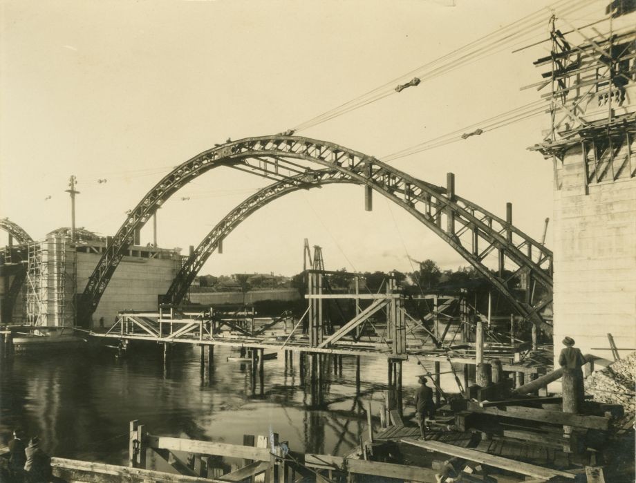 This image shows the final moment of the steel spans of the Bridge being locked together on the southern side of the William Jolly Bridge then called Grey Street Bridge