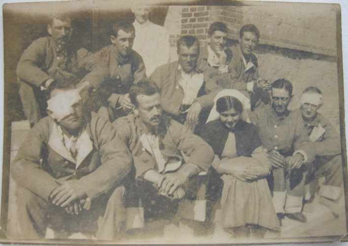 Nurse Keys sitting outside with wounded patients from Gallipoli 1915