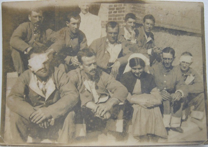 Nurse Keys sitting outside with wounded patients from Gallipoli, 1915.