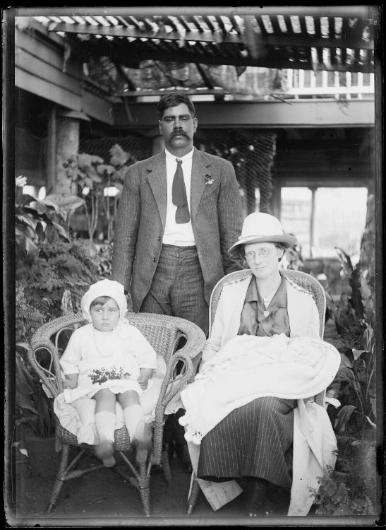 George Duke Barker, with his wife Amy and their children Amy Ruth and George Charles, Clermont, 1923